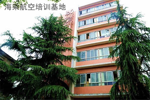 重庆建材技工学校汽修上课实景