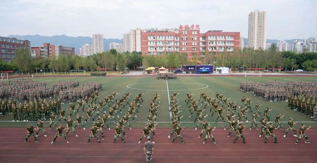 重庆电讯职业学院(五年制大专)拔河比赛