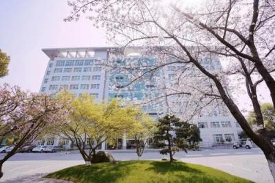 重庆市青山工业技工学校综合楼